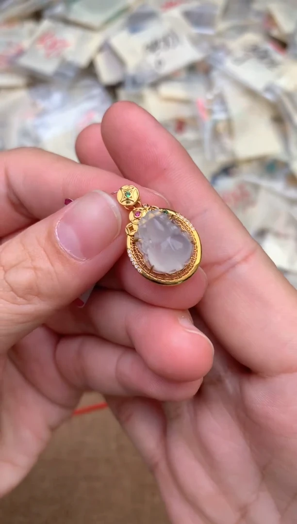 18K金镶嵌挂件翡翠一