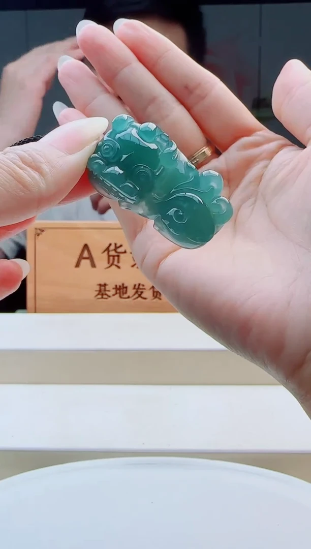颈饰未镶嵌翡翠多样性发其中一