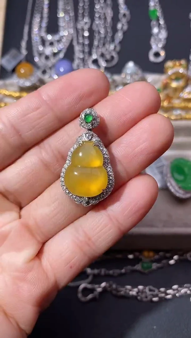 颈饰18K金镶嵌翡翠吊坠