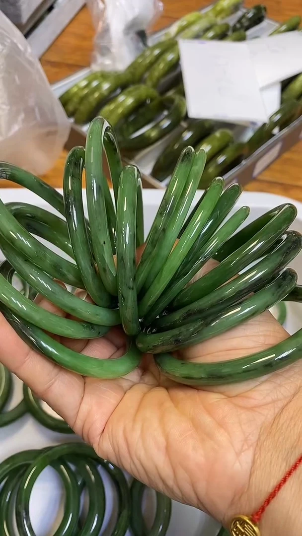 未镶嵌手镯和田玉多样性发货其中之一碧玉有裂