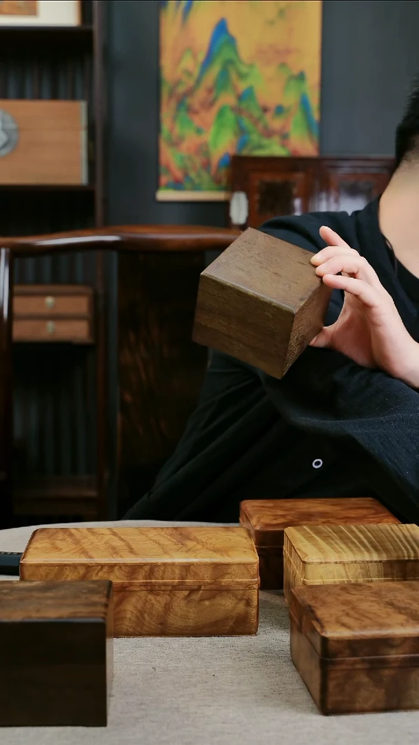 金丝楠用****4金丝楠木带托底方盒