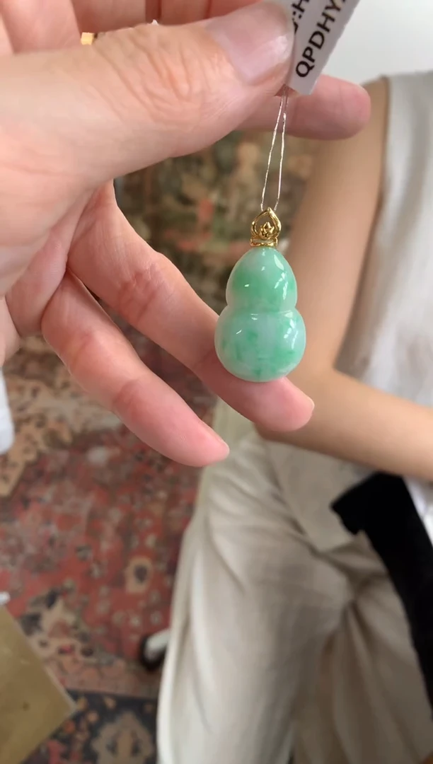 翡翠18K金镶嵌颈饰葫芦