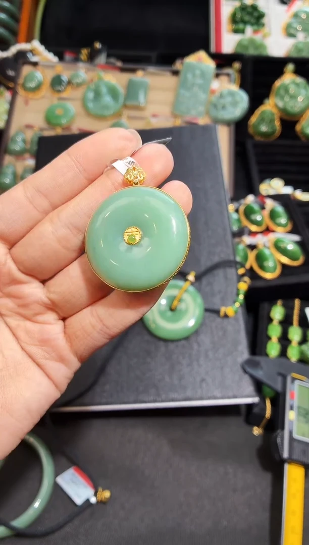 吊坠(赠链)18K金镶嵌和田玉35MM样性发一