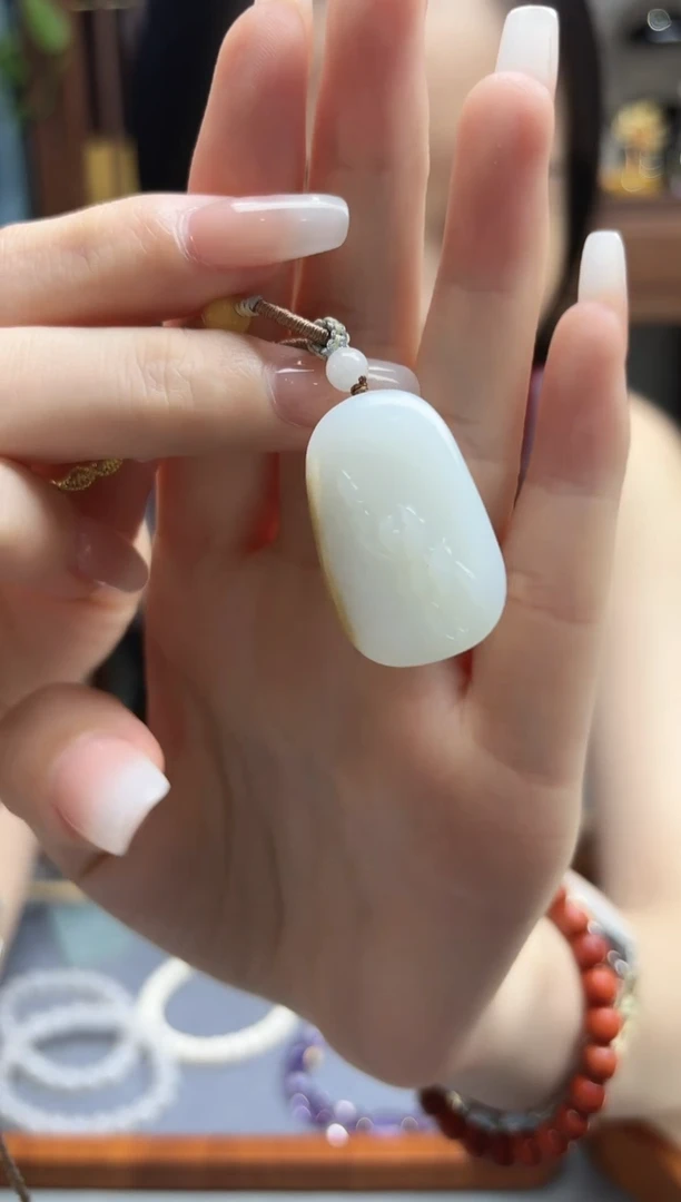 和田玉未镶嵌颈饰糖白雕花吊坠HX