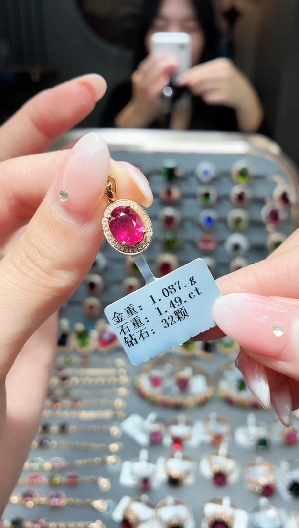 颈饰18K金镶嵌碧玺1.49ct