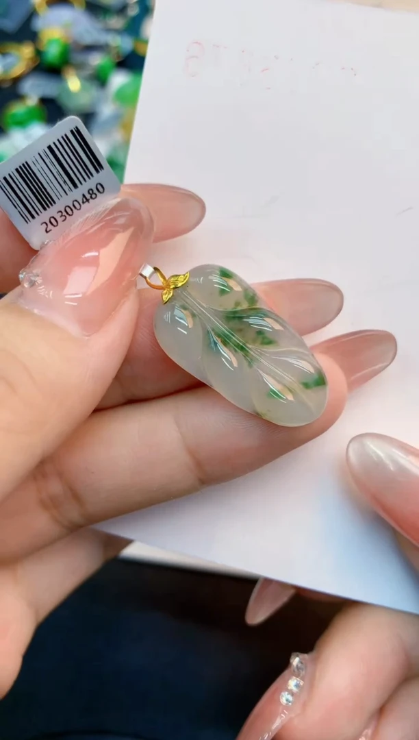 翡翠未镶嵌颈饰1