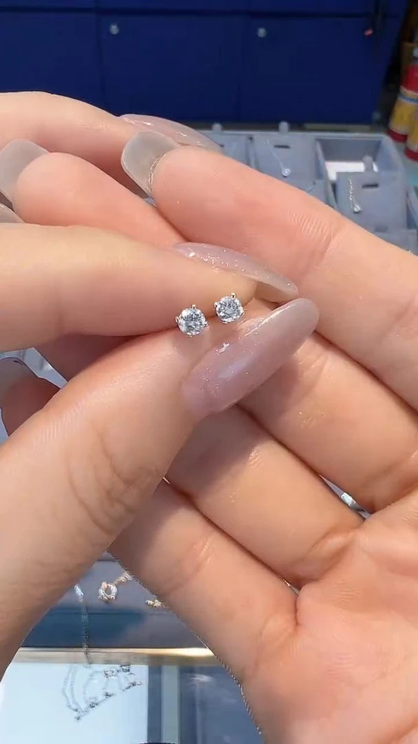 耳钉18K金镶嵌钻石20分耳钉