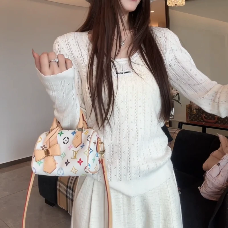 2025秋冬设计感镂空修身显瘦U领针织打底上衣LK2507572