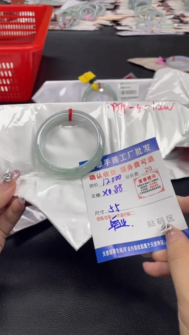翡翠手镯未镶嵌小****子翡翠手镯
