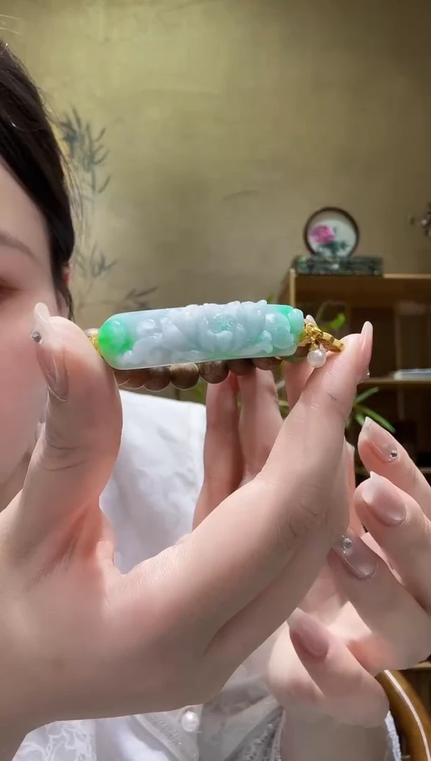翡翠未镶嵌颈饰手牌