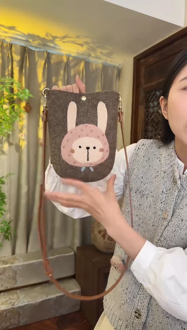 羊毛非遗纯手工包  手机包兔子