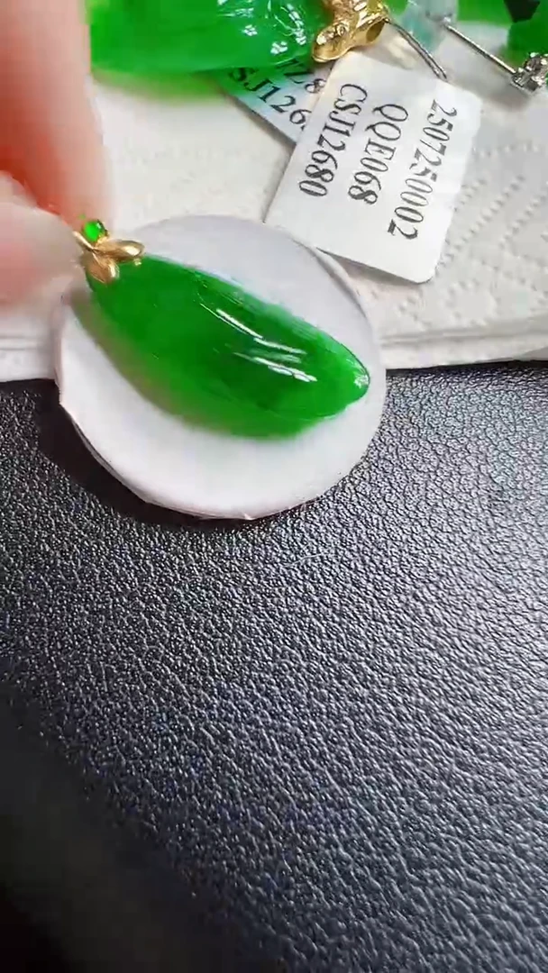 颈饰18K金镶嵌翡翠瓜