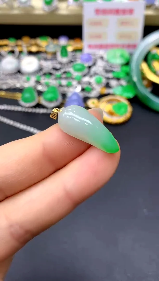 颈饰18K金镶嵌翡翠22-中国好珍宝