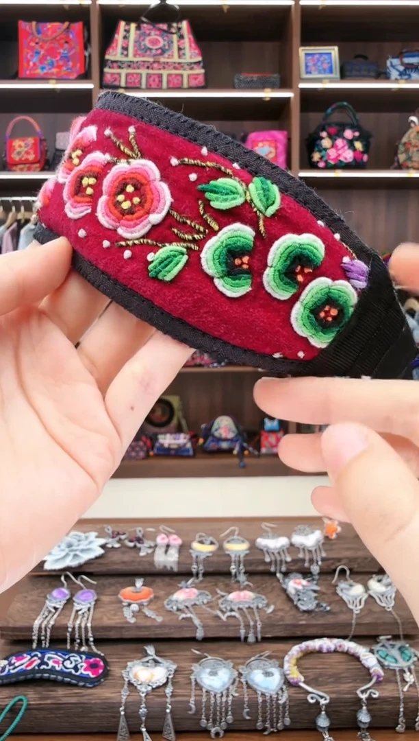 【闪购商品】织绣夹子47蚩梦苗族古绣