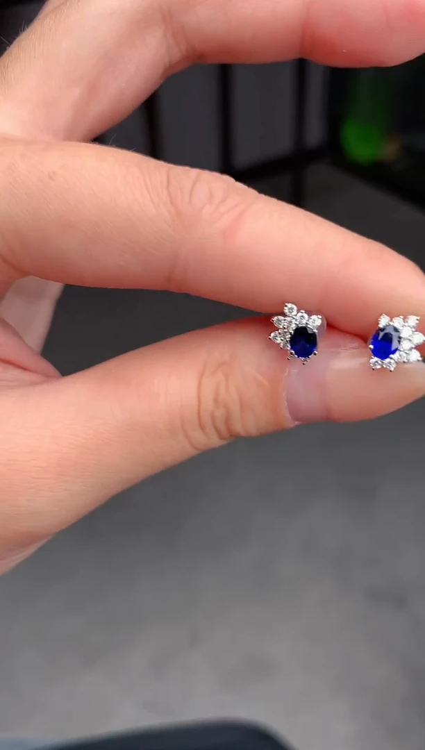 【闪购商品】蓝宝石戒指18K金镶嵌55分皇家蓝耳钉