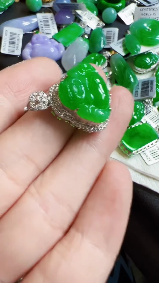 颈饰18K金镶嵌翡翠文*佛
