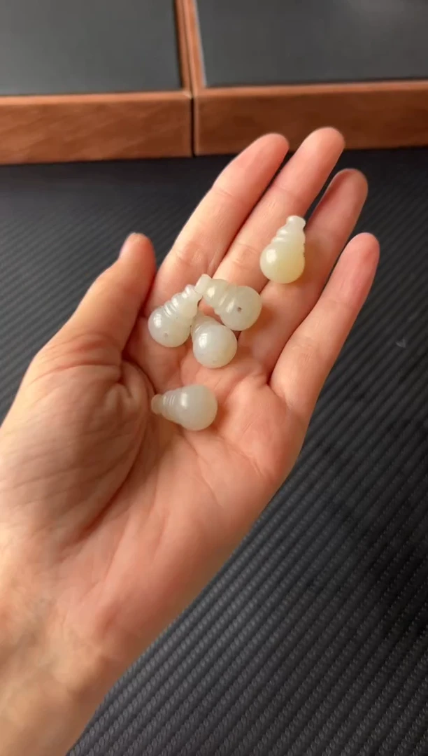 和田玉未镶嵌吊坠(不含链)黑山微色差三通多样性发货拍一发一