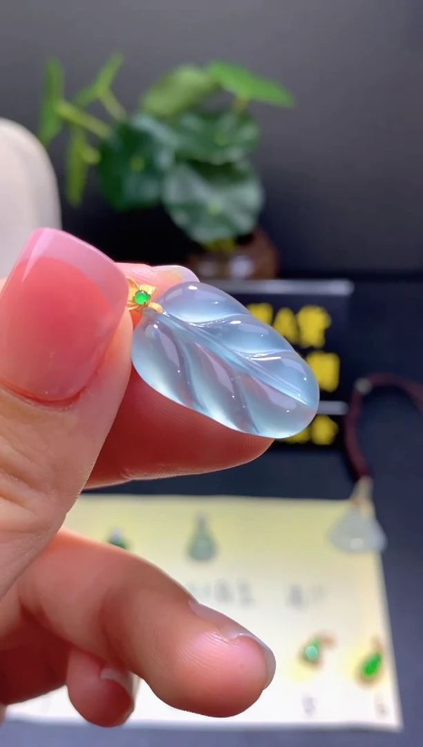 翡翠18K金镶嵌颈饰翡翠吊坠