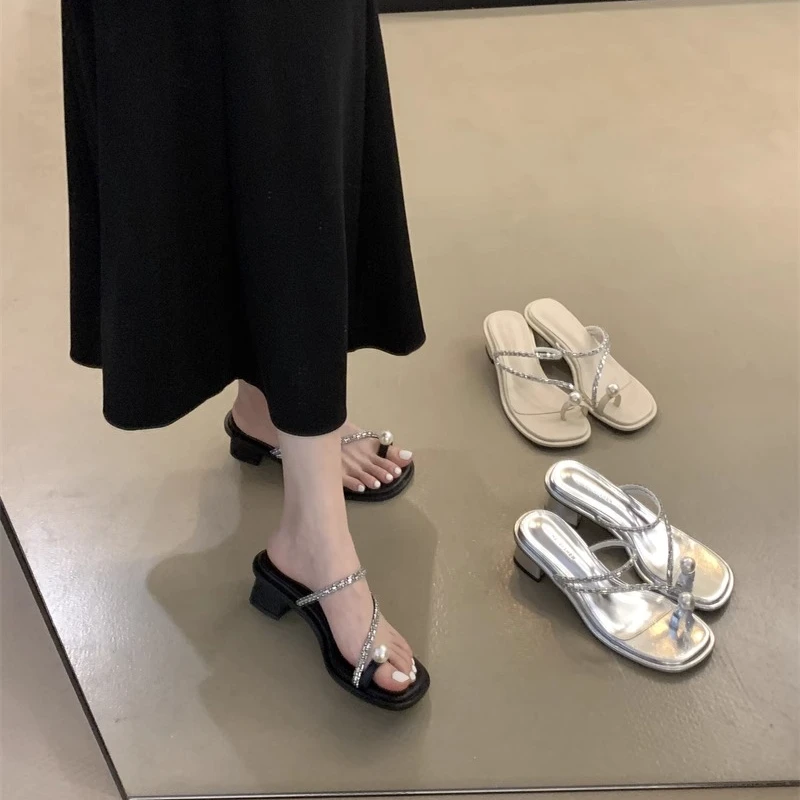 仙女风粗跟套趾珍珠凉拖鞋女外穿2025夏新款水钻中跟罗马夹趾凉鞋