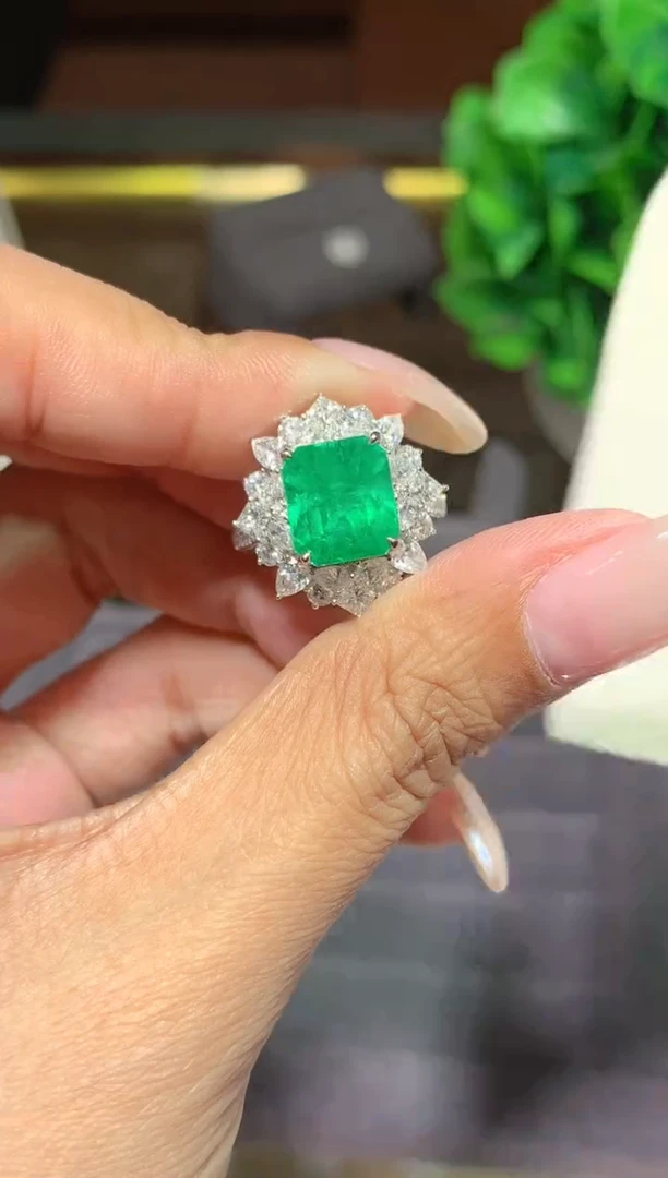18K金镶嵌戒指祖母绿4.07CT