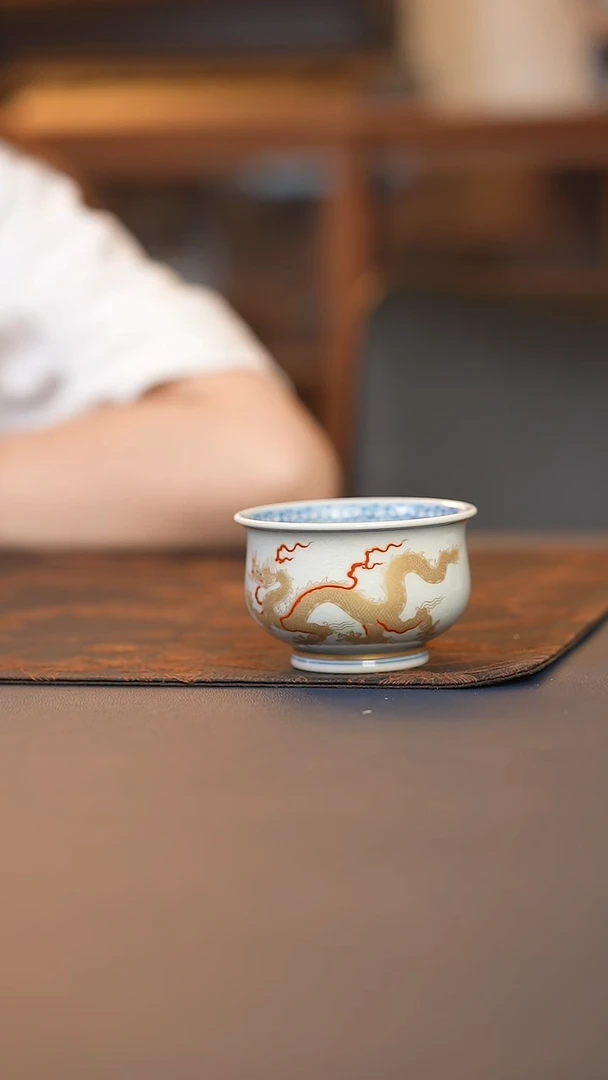 成蕴暗刻金龙炉式杯