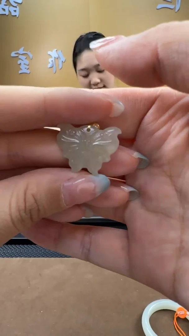 颈饰18K金镶嵌和田玉挂件