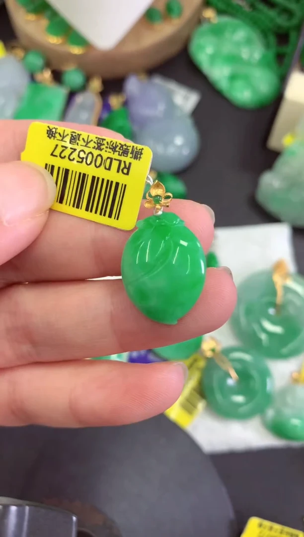 颈饰18K金镶嵌翡翠挂件