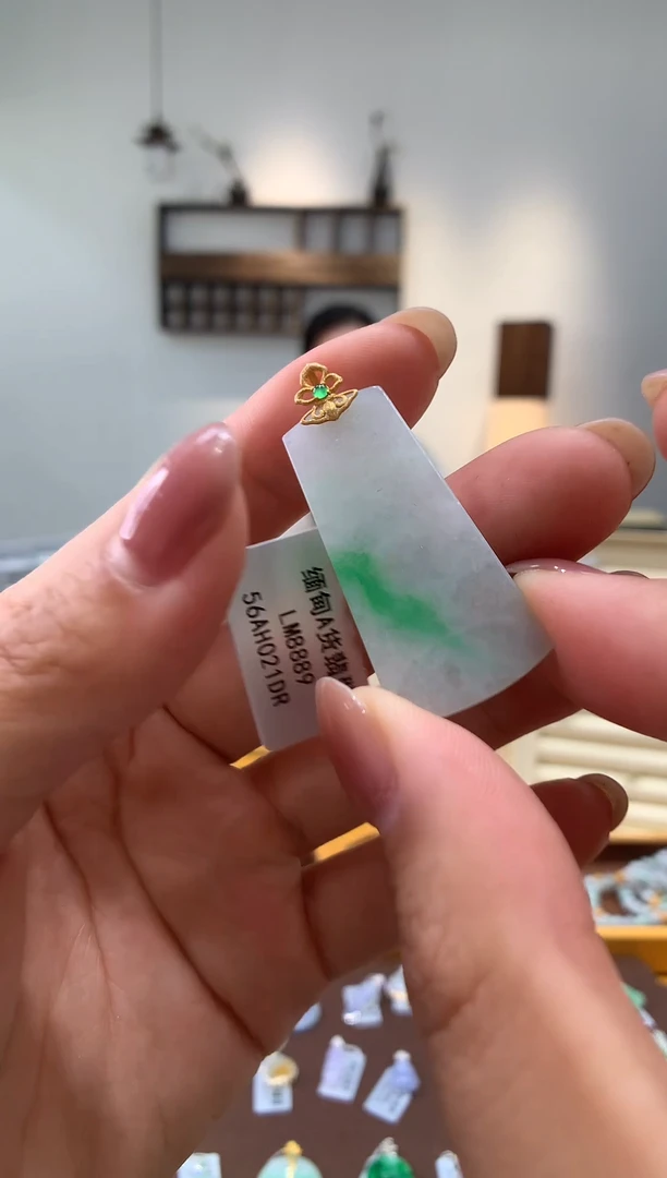 颈饰18K金镶嵌翡翠无事牌