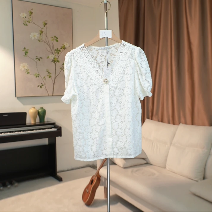 G553 早春款时尚蕾丝镂空V领上衣女 4D30