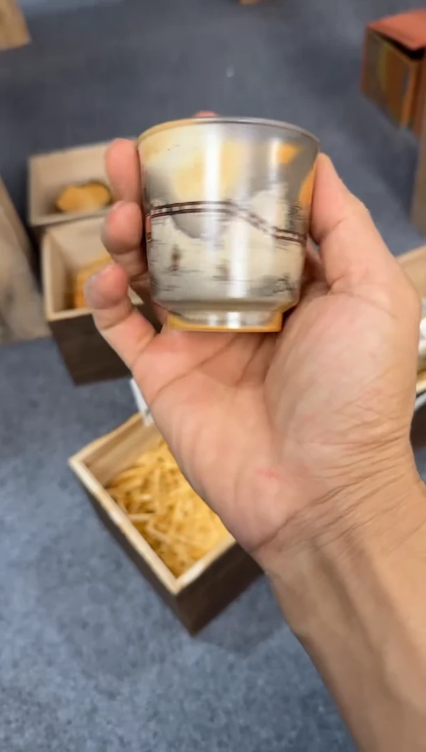 左*生以笔为心，以瓷为纸。