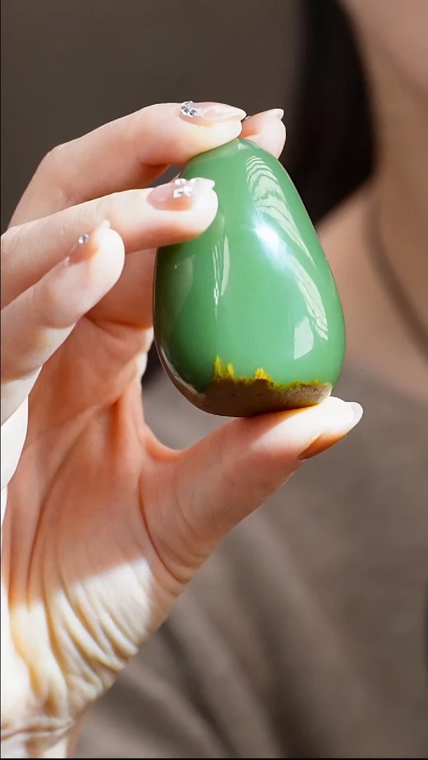 未镶嵌岫岩河磨玉（透闪石质玉）把件时**梭独籽