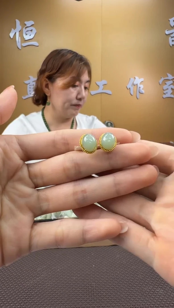 颈饰18K金镶嵌和田玉耳饰一对