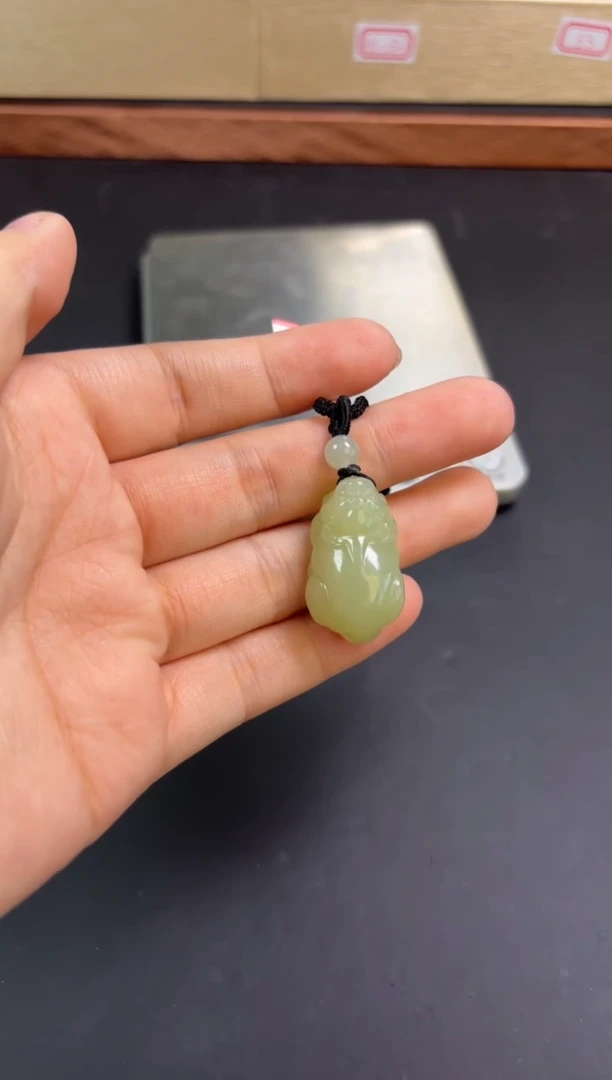 【闪购商品】和田玉吊坠(赠链)未镶嵌且末微色差近矿吊坠