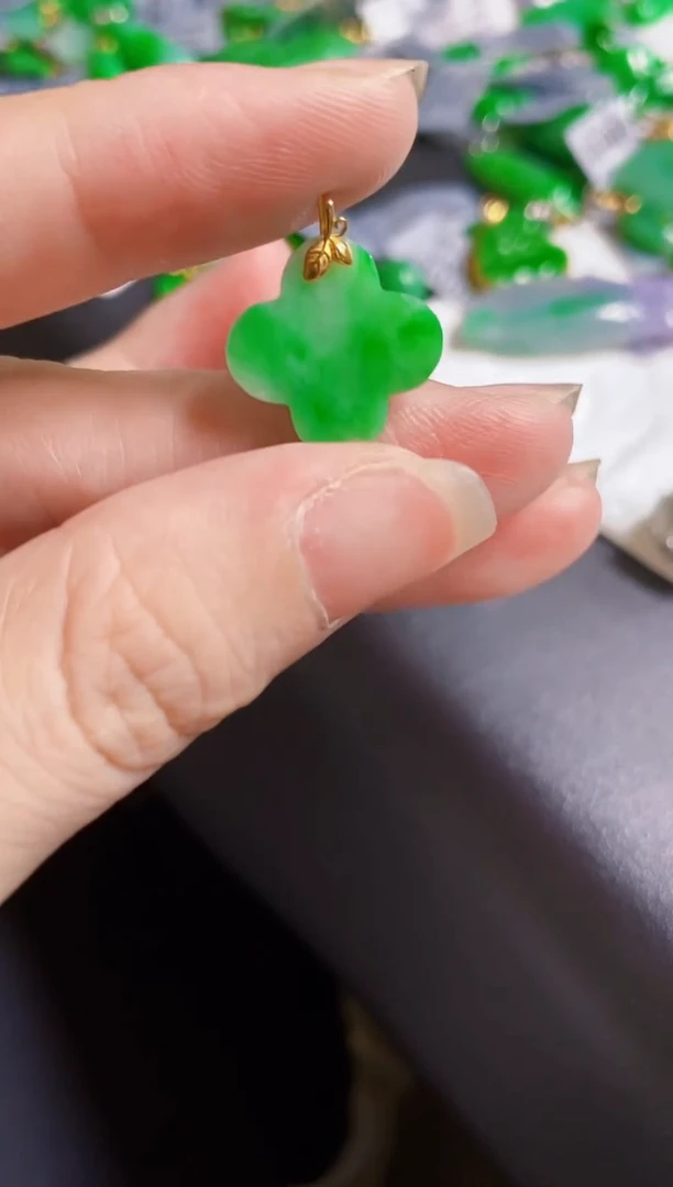 翡翠18K金镶嵌颈饰吊坠