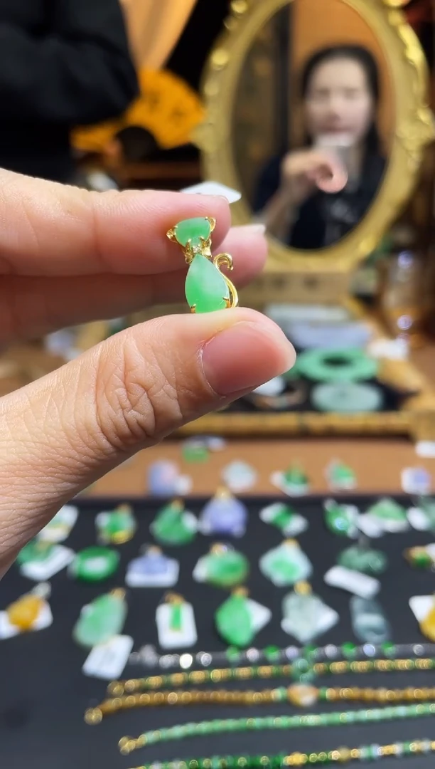 颈饰18K金镶嵌翡翠18K金镶嵌