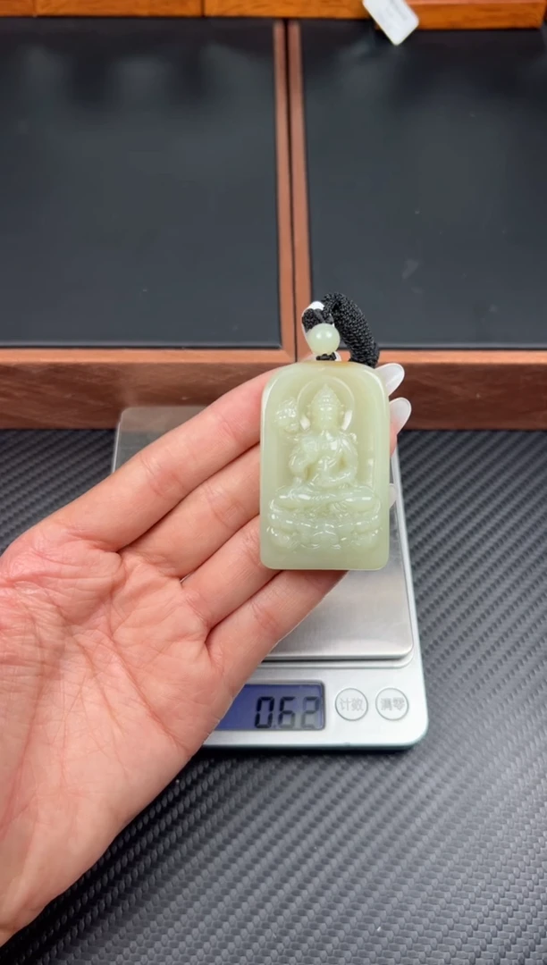吊坠(赠链)未镶嵌和田玉且末微色差迪克兰二细