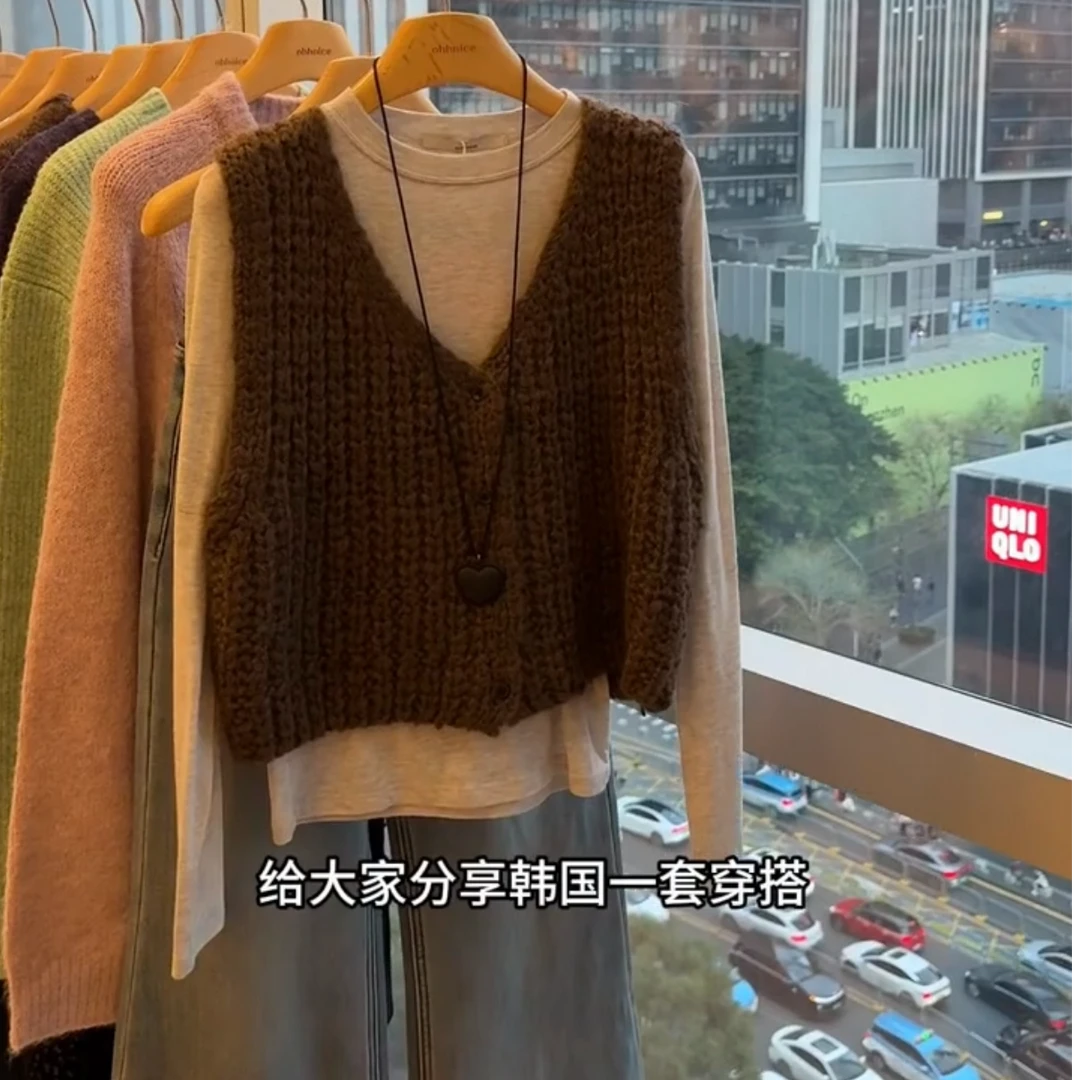 2026秋冬新款韩系气质棕色V领单排扣针织马甲女叠穿打底衫牛仔裤
