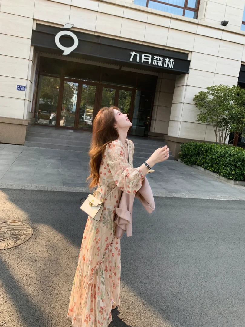 2025春装搭配一整套高级感粉色西装搭配复古印花显瘦连衣裙两件套