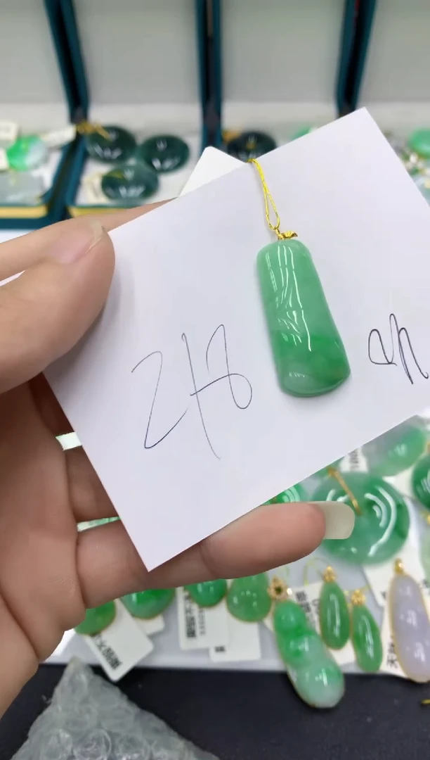 翡翠18K金镶嵌颈饰翡翠