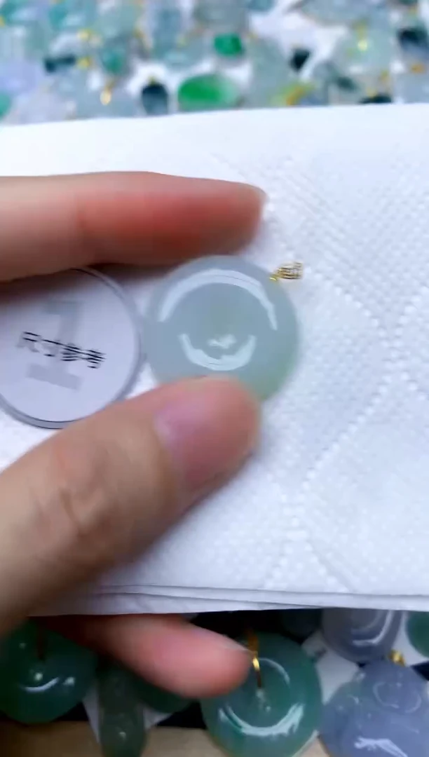 颈饰18K金镶嵌翡翠天然A货翡翠