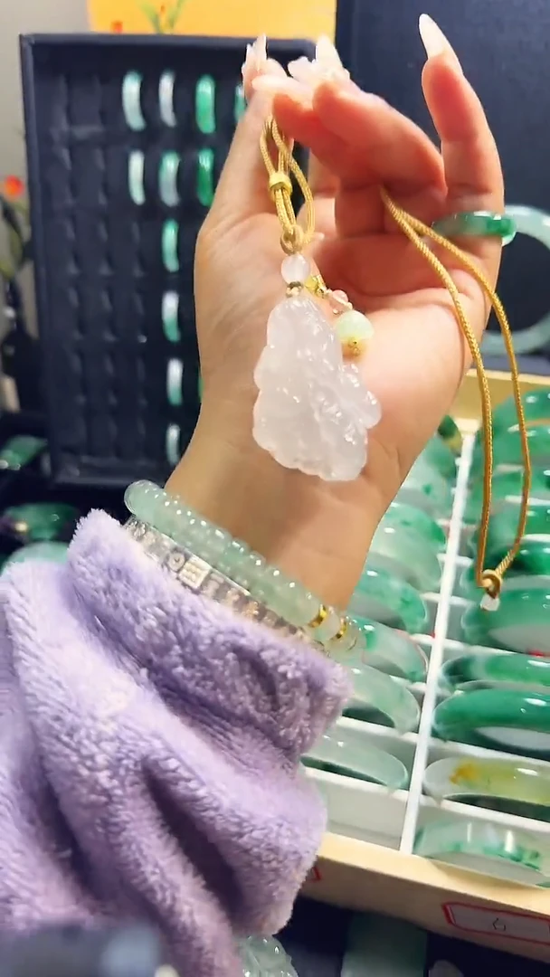 吊坠(不含链)未镶嵌石英质玉（非洲翠）1