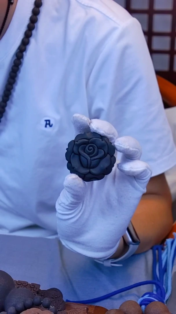 教*木易留香黑花宜玫瑰花香牌（瑕）