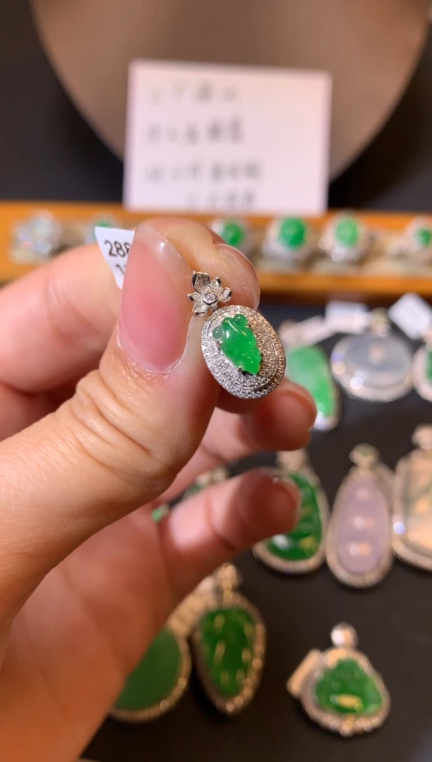 【闪购商品】翡翠吊坠(不含链)18K金镶嵌吊坠