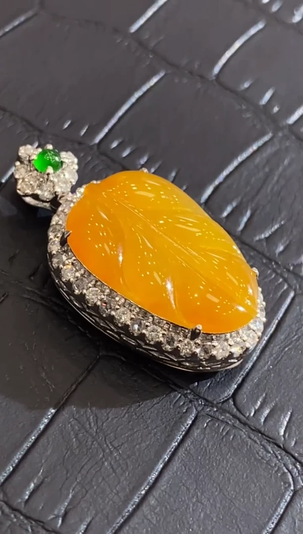 颈饰18K金镶嵌翡翠收到货48小时鉴赏期（超时不退不换）