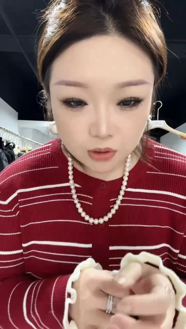 952-红色毛衣·····