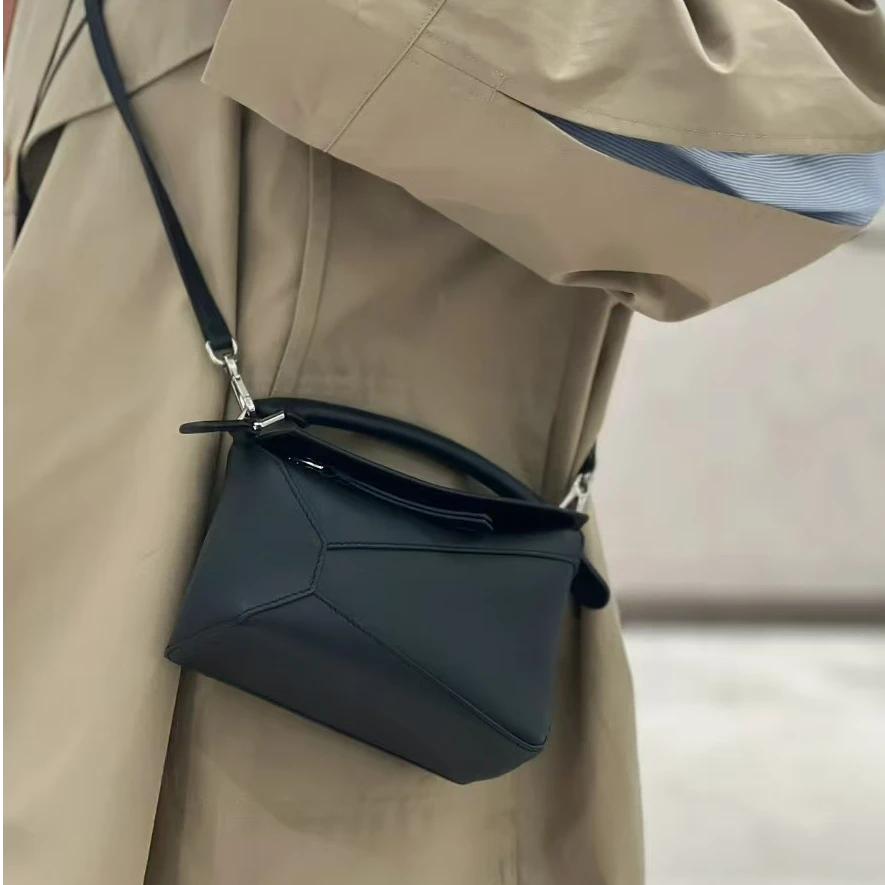 全新未使用 LOEWE/罗意威 迷你几何黑色手提斜挎包/23年/63014