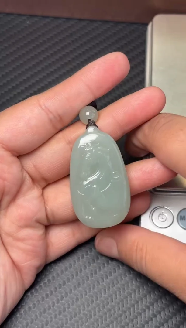 吊坠(赠链)未镶嵌和田玉且末微色差近矿吊坠mj