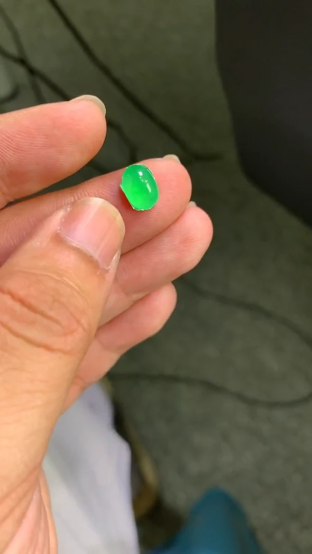 翡翠未镶嵌颈饰绿蛋面