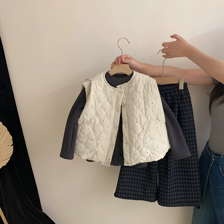 韩版女童冬季2025加绒花边打底衫波点夹棉马甲加绒格子裤三件套潮