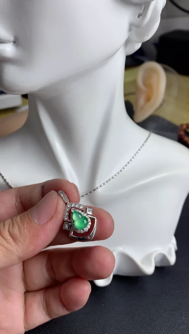 颈饰18K金镶嵌翡翠18k翡翠伴钻